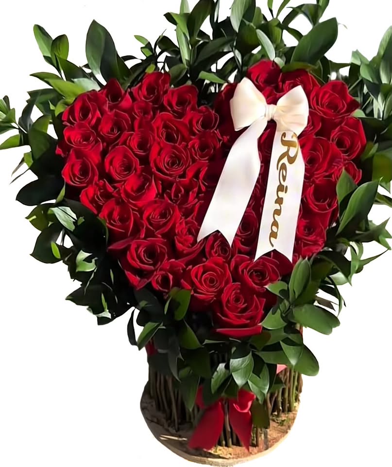 Bouquetsscl website — a handmade heart-shaped rose arrangement